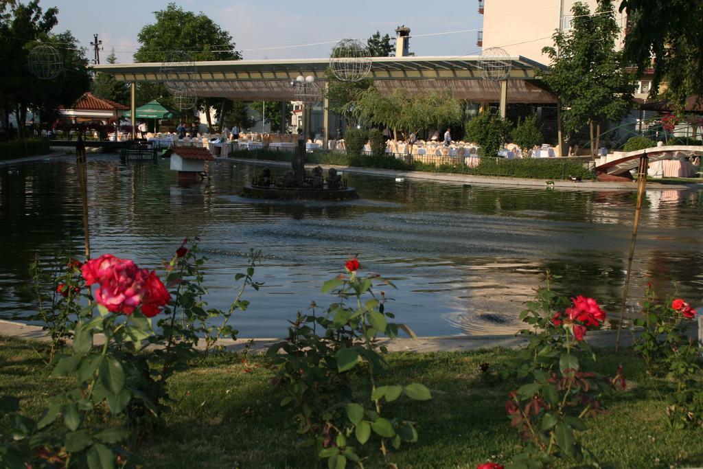 Hotel Bellevue Skopje Bagian luar foto