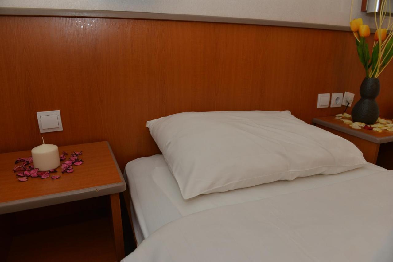 Hotel Bellevue Skopje Bagian luar foto