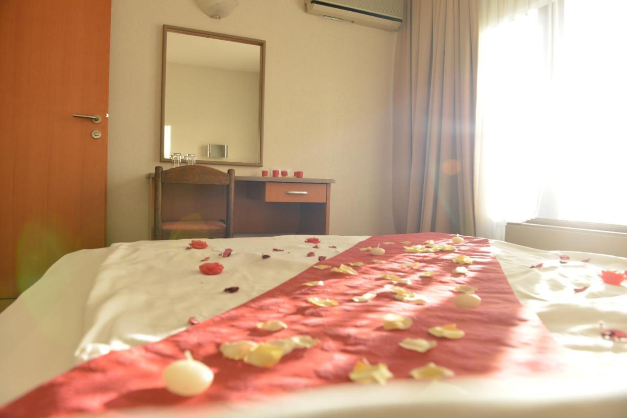 Hotel Bellevue Skopje Bagian luar foto
