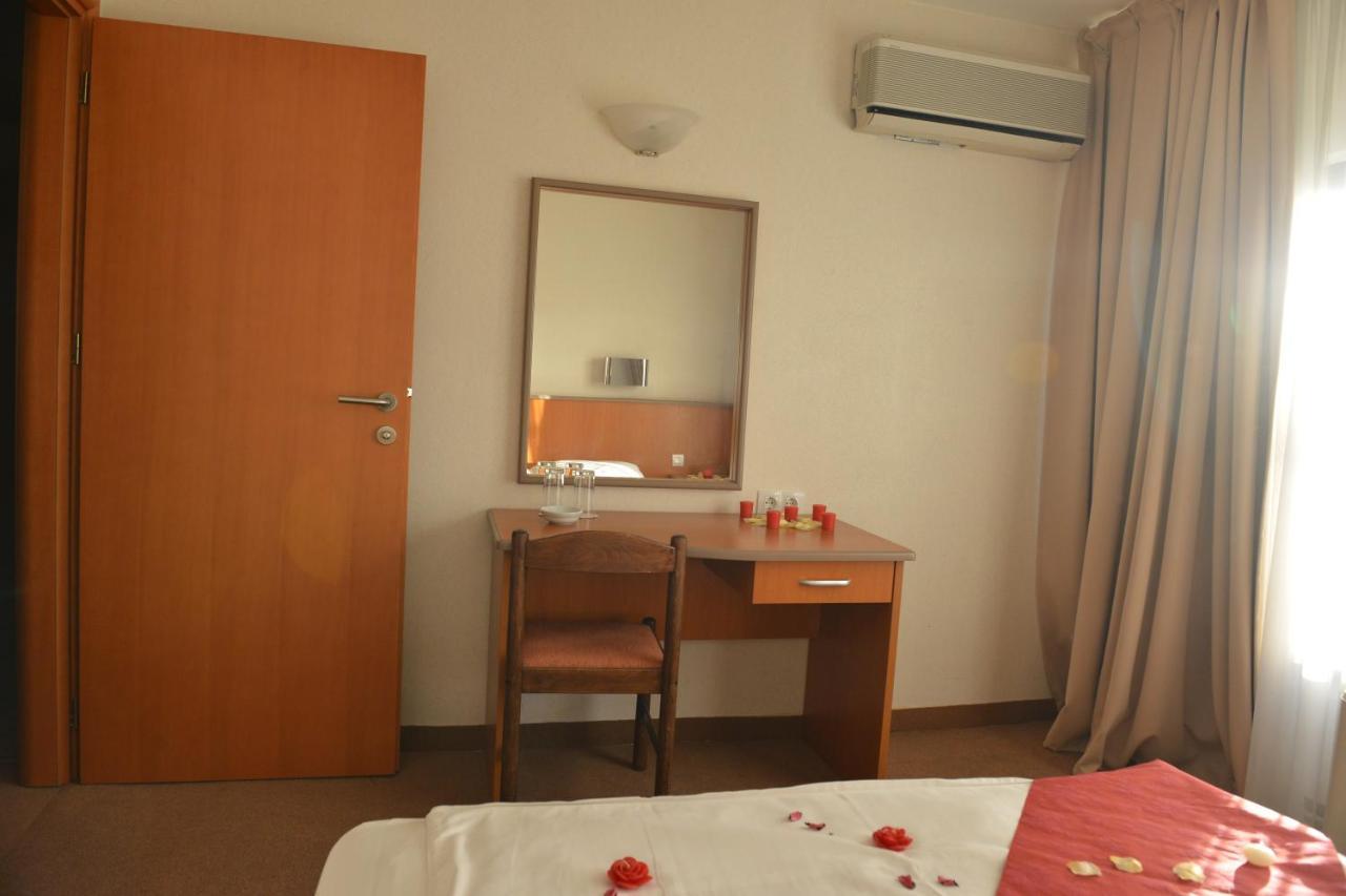 Hotel Bellevue Skopje Bagian luar foto