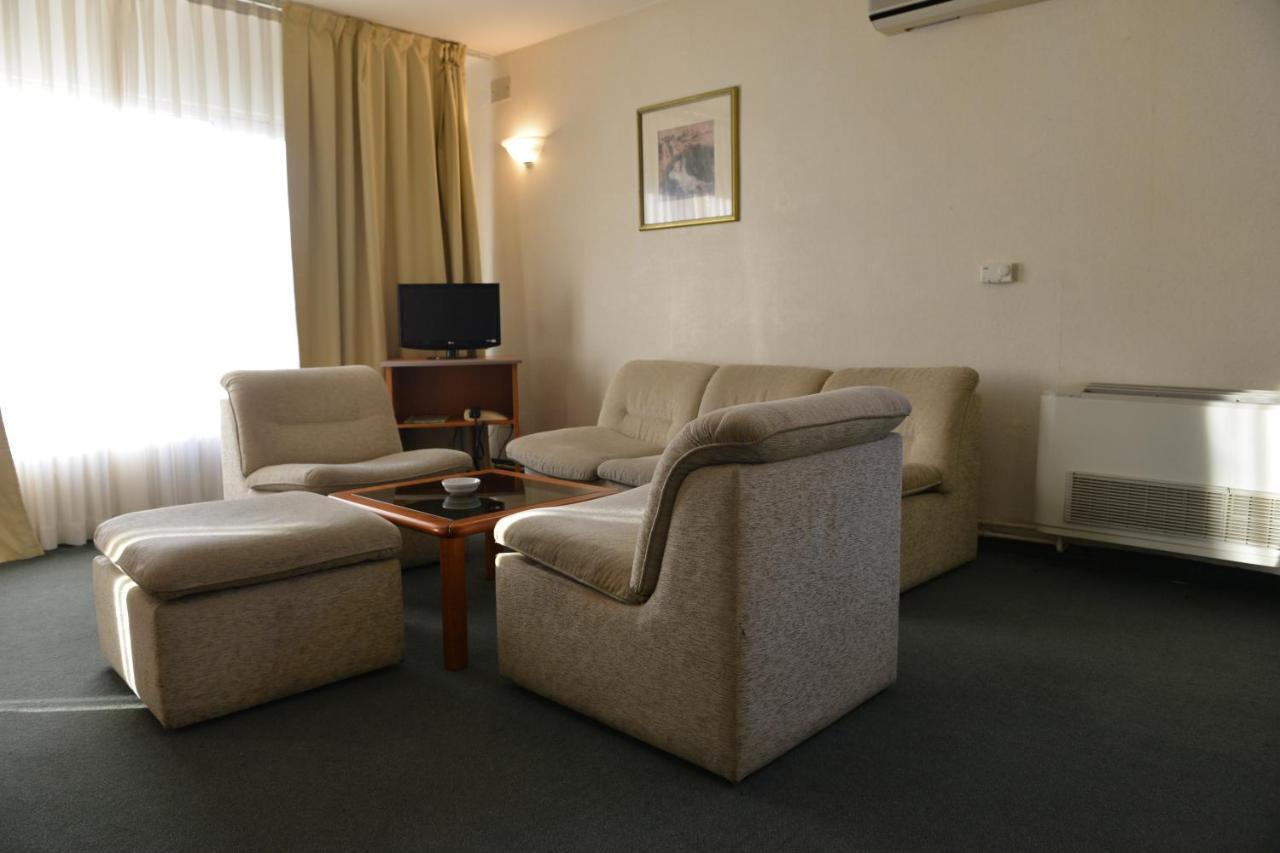 Hotel Bellevue Skopje Bagian luar foto