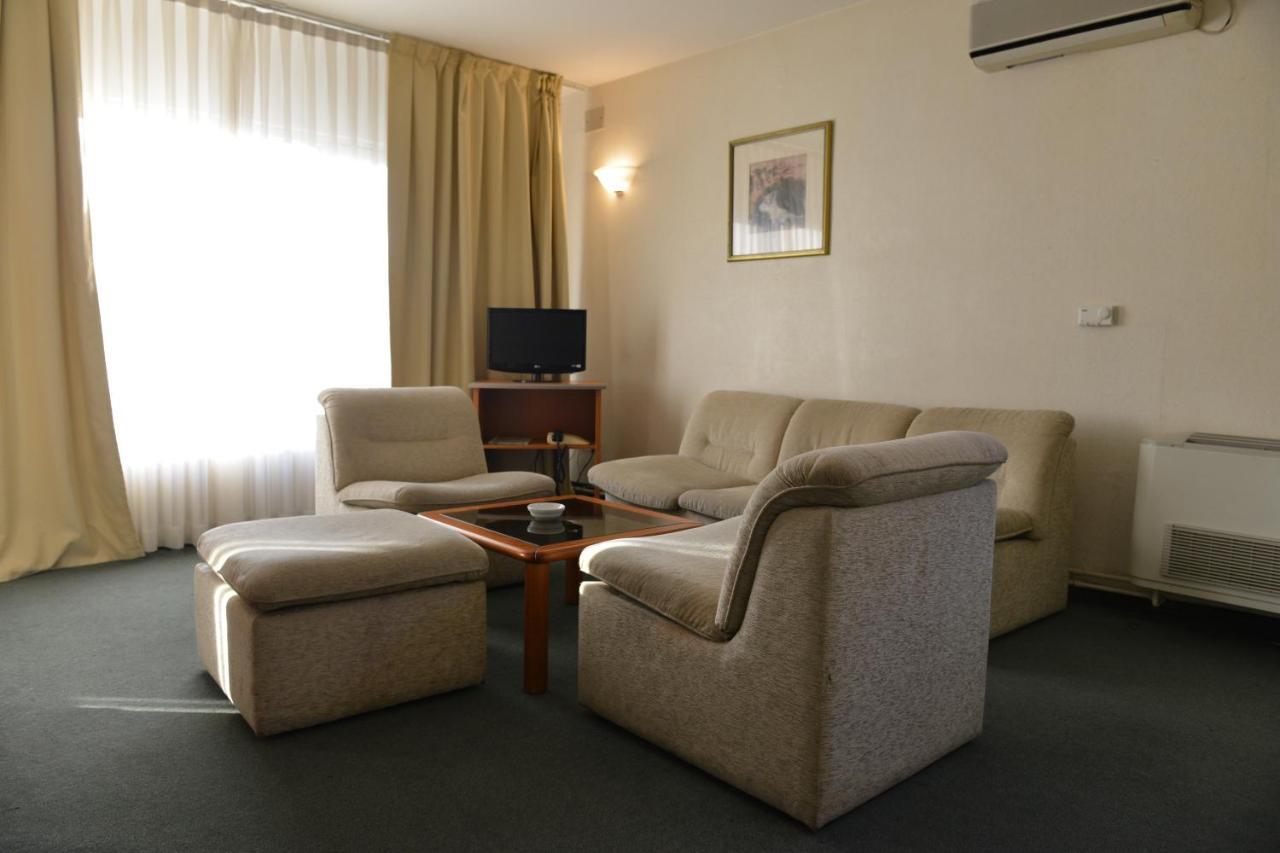 Hotel Bellevue Skopje Bagian luar foto