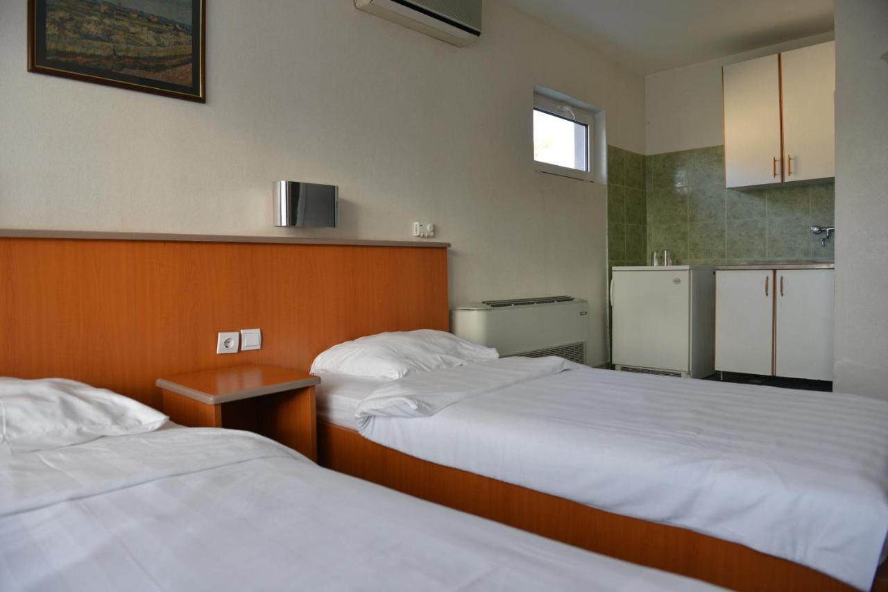 Hotel Bellevue Skopje Bagian luar foto