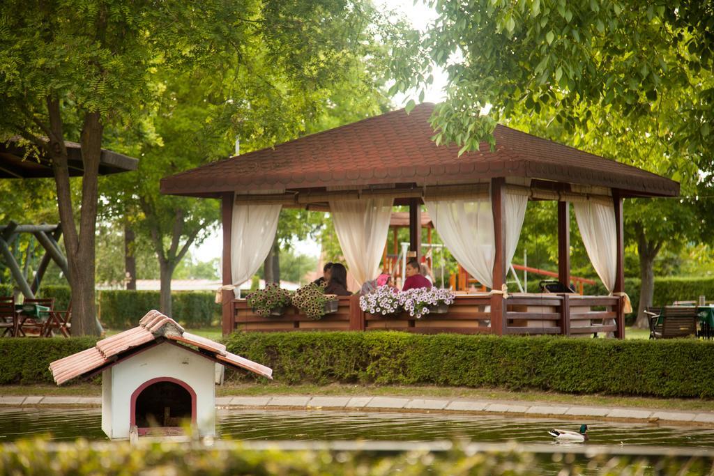 Hotel Bellevue Skopje Bagian luar foto