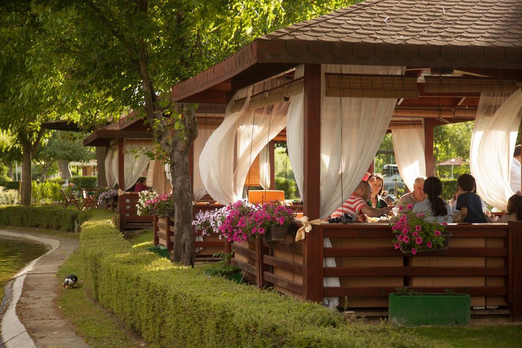 Hotel Bellevue Skopje Bagian luar foto